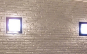 luce parete mattoncini bianchi
